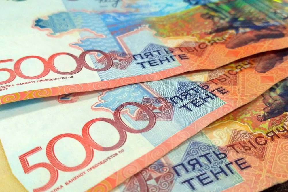 Қазақстан Ұлттық Банкі Президент Нұрсұлтан Назарбаевтың құрметіне мерейтойлық банкнот шығарды.